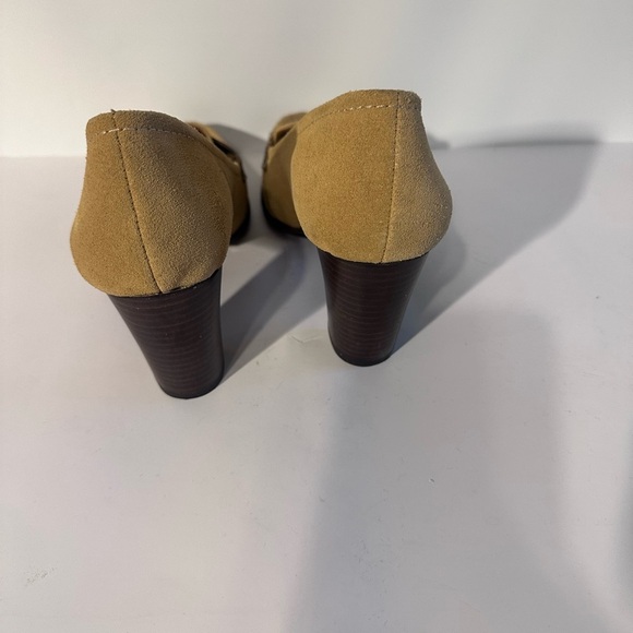 SOLD. Naturalizer Tan and Brown Flats with Moccasin Design - Picture 4 of 7